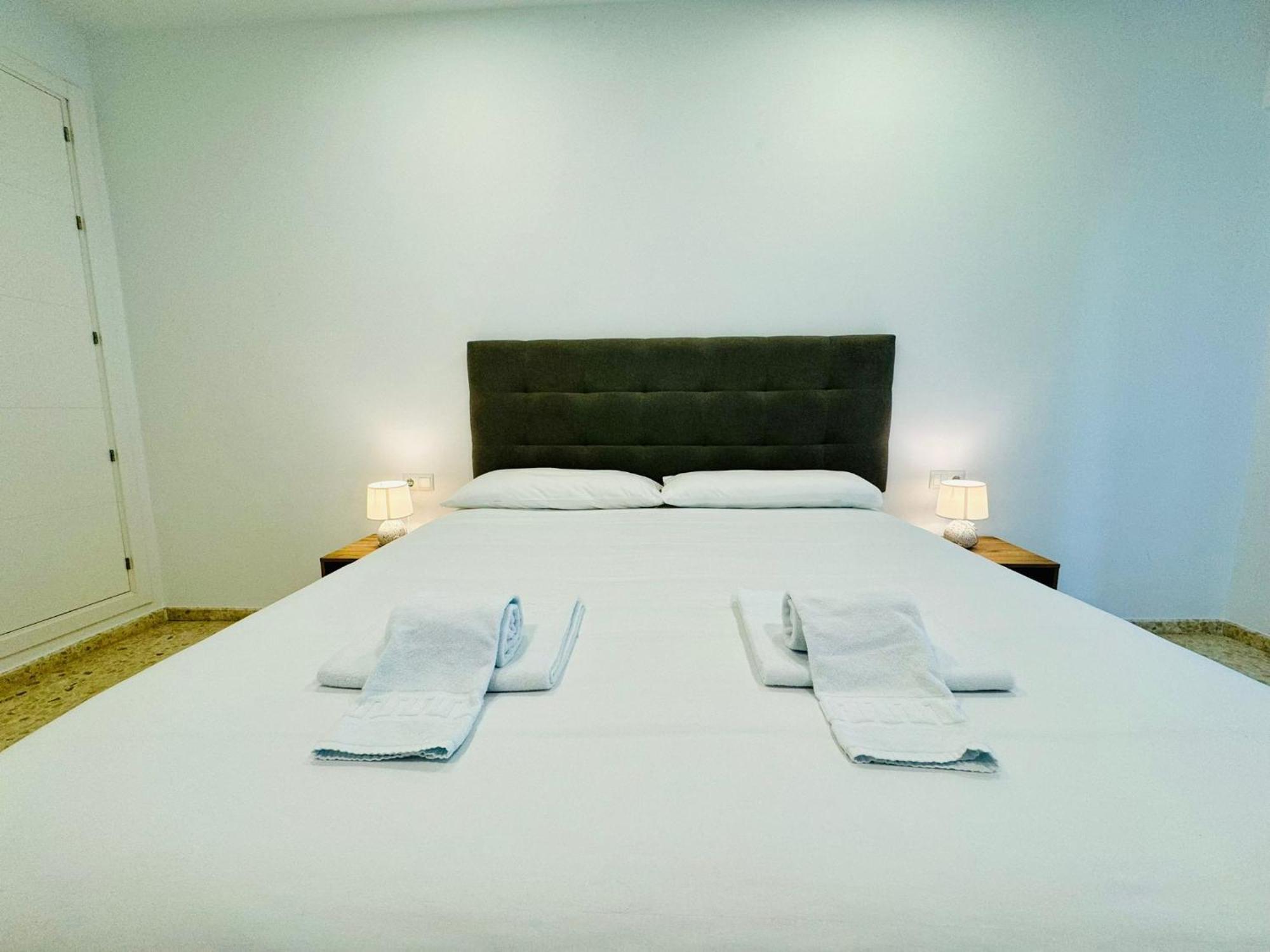 Apartamentos La Muralla Grupo Ac Gestion Кадис Екстериор снимка