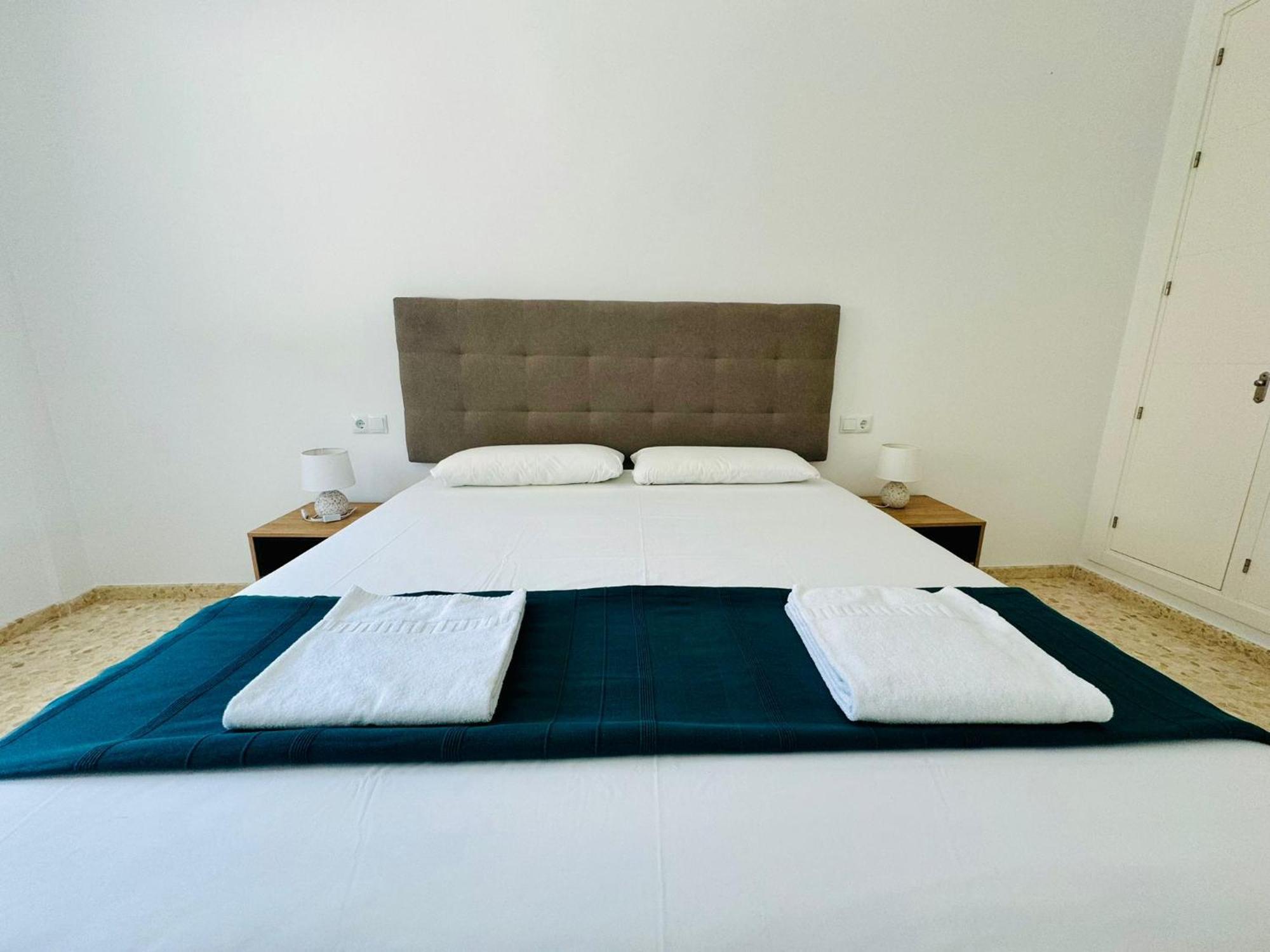 Apartamentos La Muralla Grupo Ac Gestion Кадис Екстериор снимка